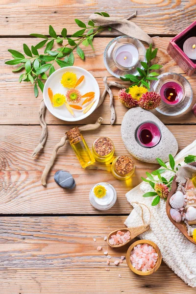 Sonbahar sonbahar spa sağlık ayarı kavramı, ahşap arka plan