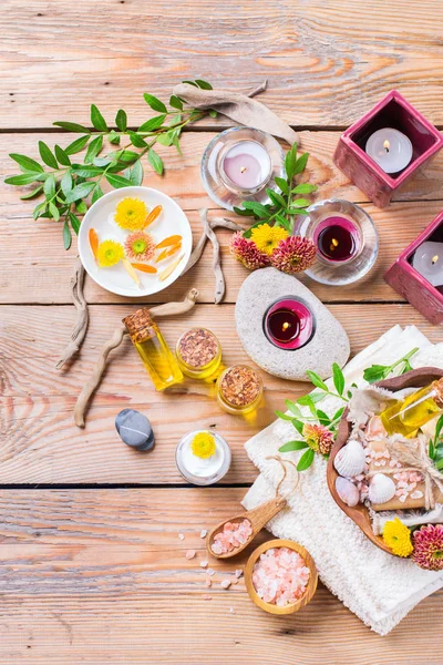 Sonbahar sonbahar spa sağlık ayarı kavramı, ahşap arka plan