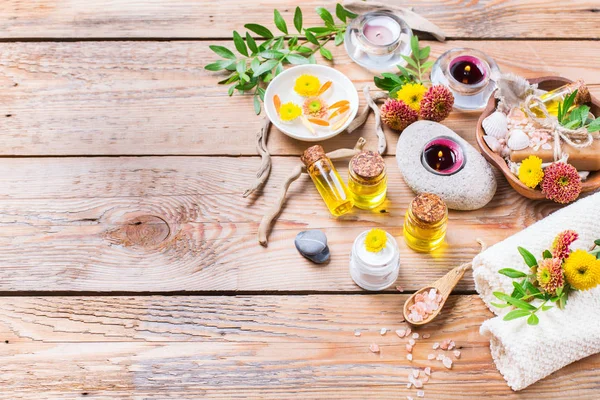 Sonbahar sonbahar spa sağlık ayarı kavramı, ahşap arka plan