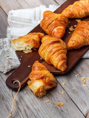 Kahvaltı için bir tablosundaki taze kruvasanlar