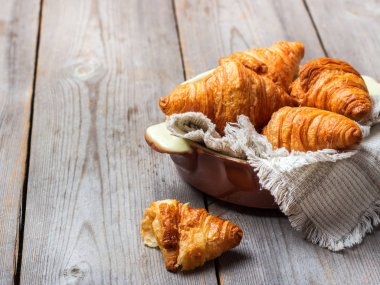 Kahvaltı için bir tablosundaki taze kruvasanlar