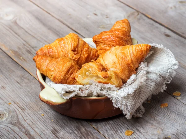 Croissants frais sur une table pour le petit déjeuner — Photo