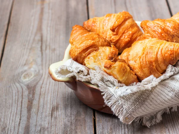 Croissants frais sur une table pour le petit déjeuner — Photo