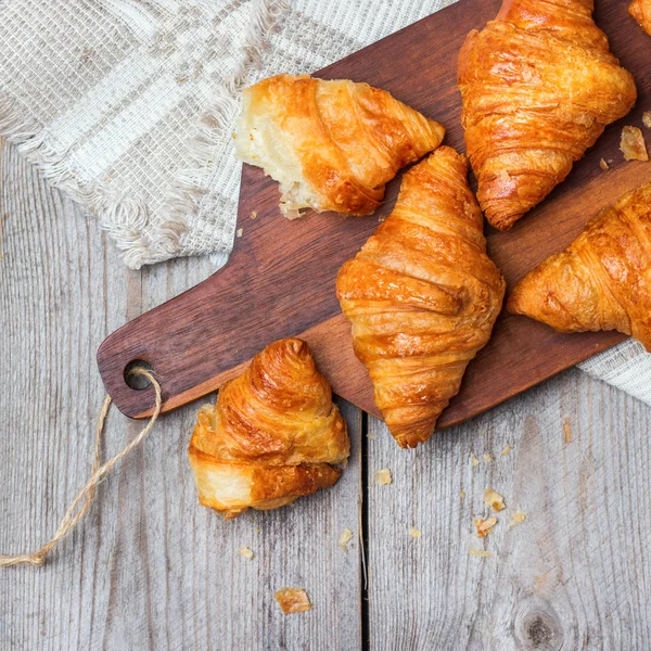 Croissants frais sur une table pour le petit déjeuner — Photo