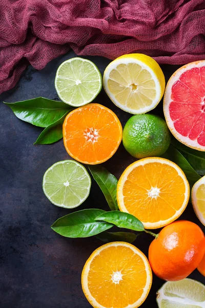 Fondo de frutas cítricas. Naranja, pomelo, mandarina, lima, vitamina limón — Foto de Stock