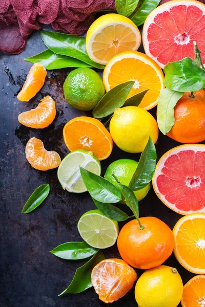 Fondo de frutas cítricas. Naranja, pomelo, mandarina, lima, vitamina limón — Foto de Stock