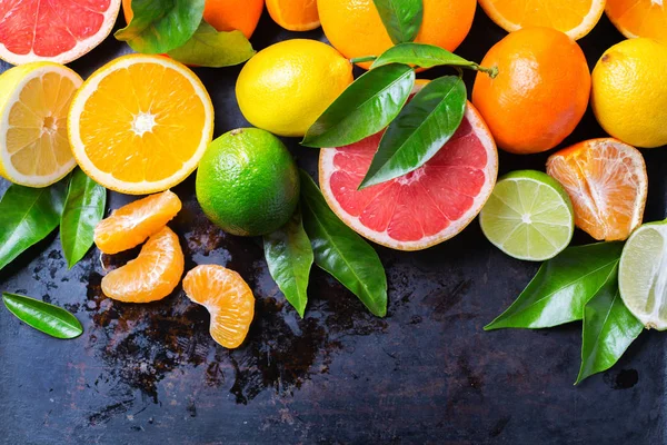 Fondo de frutas cítricas. Naranja, pomelo, mandarina, lima, vitamina limón — Foto de Stock
