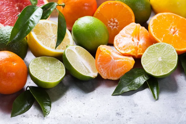 Fondo de frutas cítricas. Naranja, pomelo, mandarina, lima, vitamina limón — Foto de Stock