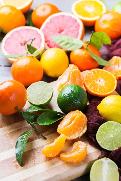 Fondo de frutas cítricas. Naranja, pomelo, mandarina, lima, vitamina limón — Foto de Stock