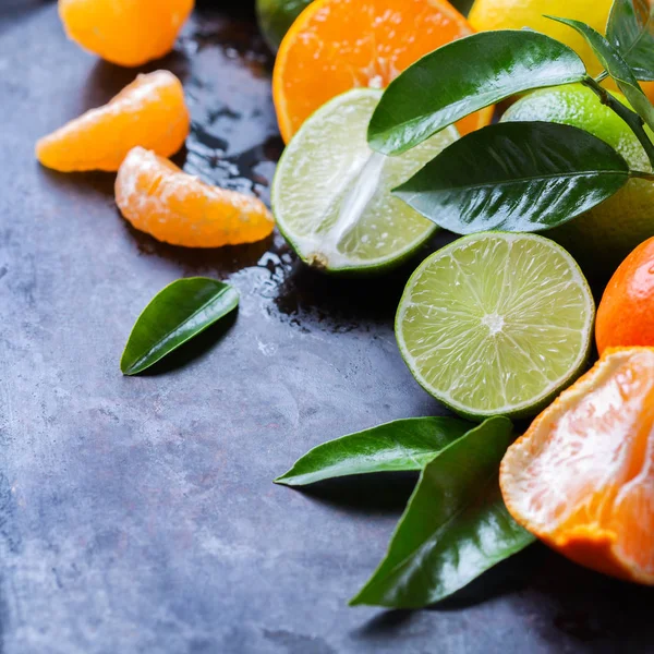 Fondo de frutas cítricas. Naranja, pomelo, mandarina, lima, vitamina limón — Foto de Stock