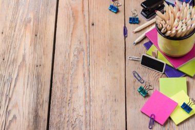 İş amaçlı aksesuarları, malzemeleri, kupa ile kalem rustik ahşap tablo