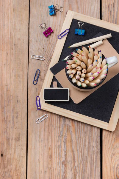 Acessórios de negócios, suprimentos, caneca com lápis na mesa de madeira rústica — Fotografia de Stock