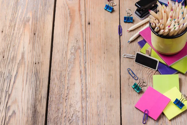 Geschäftszubehör, Zubehör, Tasse mit Bleistiften auf rustikalem Holztisch — Stockfoto