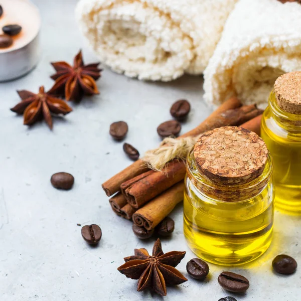 Aceite esencial ecológico con especias de café canela, concepto de spa — Foto de Stock