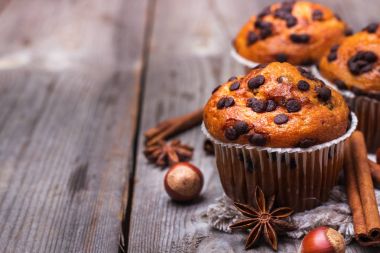 Kahvaltıda ev yapımı Çikolatalı kekler