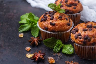 Kahvaltıda ev yapımı çikolatalı baharatlı kek kek