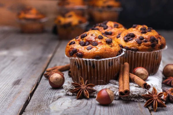 Domácí čokoládové muffiny na snídani — Stock fotografie