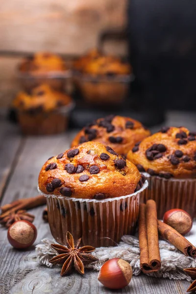 Hausgemachte Chocolate Chip Muffins zum Frühstück — Stockfoto