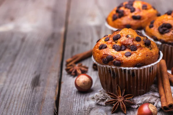 Muffin con gocce di cioccolato fatti in casa per colazione — Foto Stock