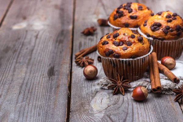 Muffin con gocce di cioccolato fatti in casa per colazione — Foto Stock