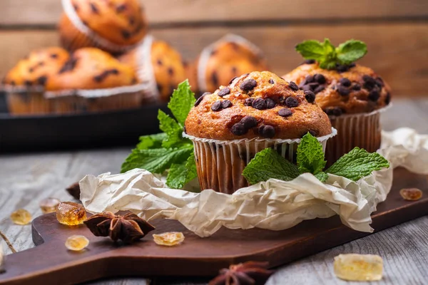 Kahvaltıda ev yapımı Çikolatalı kekler