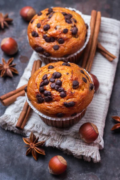 Torta di muffin piccanti con gocce di cioccolato fatte in casa per colazione — Foto Stock