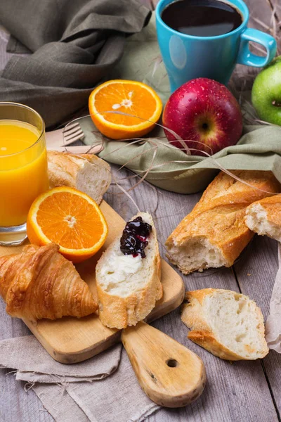 Tereyağı ve reçel kahvaltı ile Fransız baget