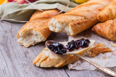 Tereyağı ve reçel kahvaltı ile Fransız baget