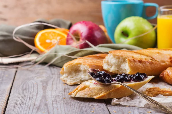 Tereyağı ve reçel kahvaltı ile Fransız baget