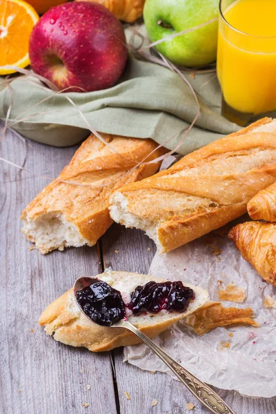 Tereyağı ve reçel kahvaltı ile Fransız baget