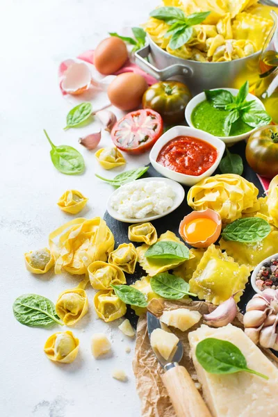 Итальянские продукты питания и ингредиенты, пельмени песто песто томатный соус — стоковое фото