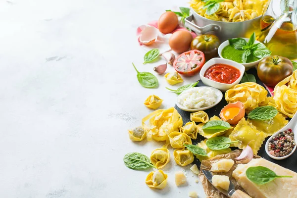 Comida e ingredientes italianos, pasta de ravioles espaguetis pesto salsa de tomate — Foto de Stock