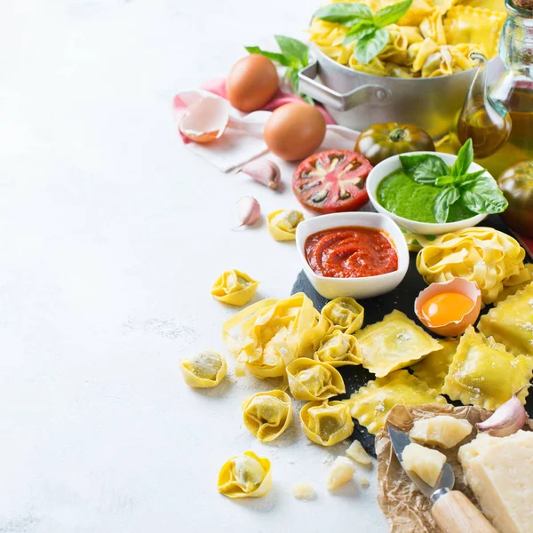 Comida e ingredientes italianos, pasta de ravioles espaguetis pesto salsa de tomate — Foto de Stock