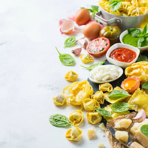 Итальянские продукты питания и ингредиенты, пельмени песто песто томатный соус — стоковое фото