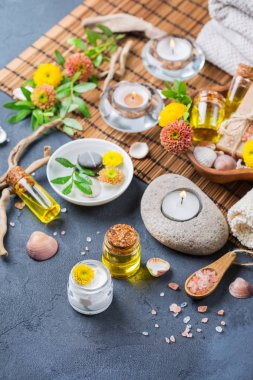 Sonbahar sonbahar spa sağlık ayarı kavramı, siyah arka plan