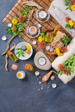 Sonbahar sonbahar spa sağlık ayarı kavramı, siyah arka plan