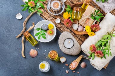 Sonbahar sonbahar spa sağlık ayarı kavramı, siyah arka plan