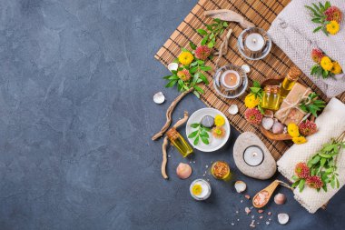 Sonbahar sonbahar spa sağlık ayarı kavramı, siyah arka plan