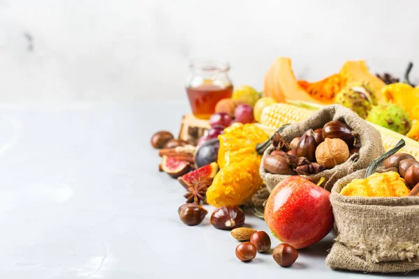 Otoño otoño cosecha fondo con calabaza manzana castaña maíz —  Fotos de Stock