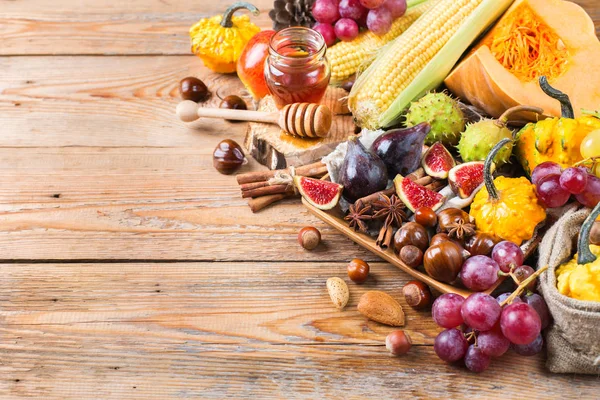 Otoño otoño cosecha fondo con calabaza manzana castaña maíz —  Fotos de Stock