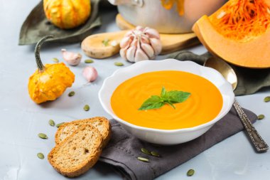 Sarımsak ile sonbahar sonbahar kavrulmuş turuncu kabak havuç çorbası