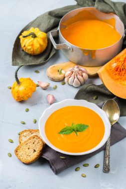 Sarımsak ile sonbahar sonbahar kavrulmuş turuncu kabak havuç çorbası