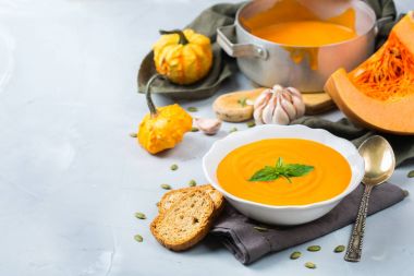 Sarımsak ile sonbahar sonbahar kavrulmuş turuncu kabak havuç çorbası