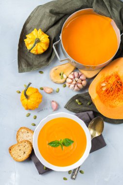 Sarımsak ile sonbahar sonbahar kavrulmuş turuncu kabak havuç çorbası