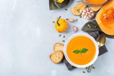 Sarımsak ile sonbahar sonbahar kavrulmuş turuncu kabak havuç çorbası