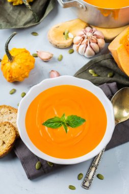 Sarımsak ile sonbahar sonbahar kavrulmuş turuncu kabak havuç çorbası