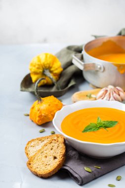 Sarımsak ile sonbahar sonbahar kavrulmuş turuncu kabak havuç çorbası