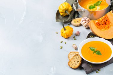 Sarımsak ile sonbahar sonbahar kavrulmuş turuncu kabak havuç çorbası