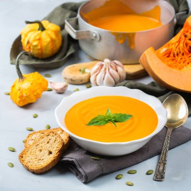 Sarımsak ile sonbahar sonbahar kavrulmuş turuncu kabak havuç çorbası