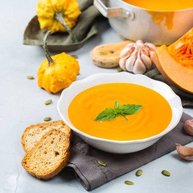 Sarımsak ile sonbahar sonbahar kavrulmuş turuncu kabak havuç çorbası